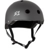 Lehká, skvěle padnoucí certifikovaná značková helma pro jízdu na freestyle koloběžce nebo skateboardu.
Helma S1 Lifer je jedna z nejkvalitnějších a nejbezpečnějších helem na trhu.Helma je vyrobena ze speciální EPS Fusion pěny, která chrání hlavu před opakovanými menšími nárazy i před silnými nárazy způsobenými větším pádem, je 5x bezpečnější oproti běžným helmám.
Certifikáty:    ASTM F-1492 (Multiple Impact Protection)    CPSC Certified (Single High Impact Protection)    CE EN 1078 (Europe Skate and Bike)PŘED VLOŽENÍM DO KOŠÍKU ZVOLTE SPRÁVNOU VELIKOST:
S - pro obvod hlavy 53,3 cm (21")M - pro obvod hlavy 54,6 cm (21,5")L - pro obvod hlavy 55,8 cm (22")XL - pro obvod hlavy 57,1 cm (22,5")XXL - pro obvod hlavy 58,4 cm (23")3XL - pro obvod hlavy 59,4 cm (23,5")